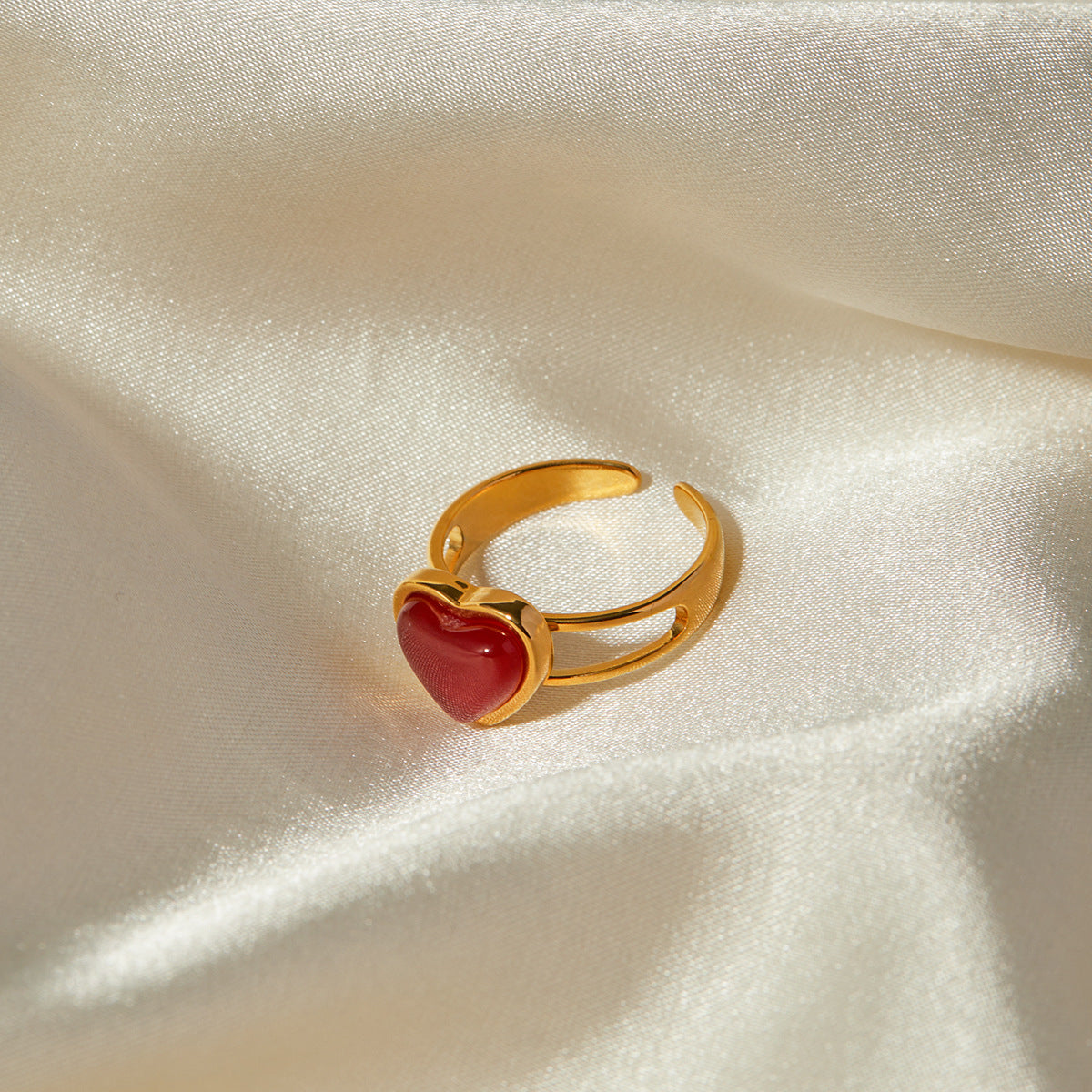 Anello minimalista a forma di cuore in acciaio inossidabile placcato oro 18 carati con intarsio in agata rossa, unisex