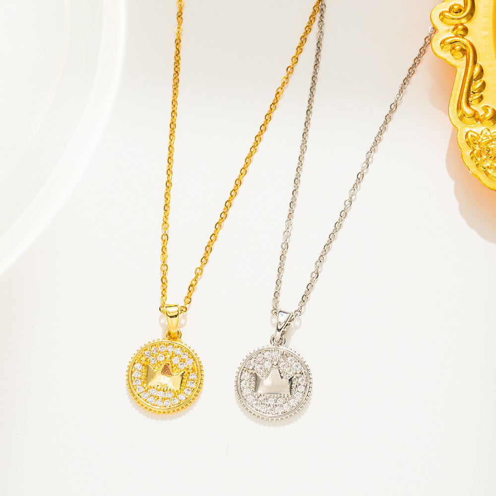 Collana con pendente a corona geometrica in acciaio al titanio placcato oro 18 carati di lusso leggero con catena a O da donna
