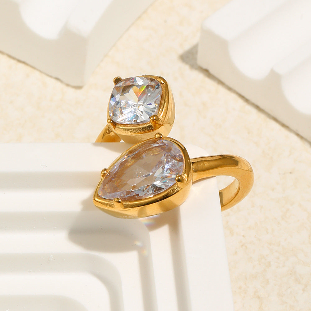 Anillo minimalista geométrico de acero inoxidable con baño de oro de 18 quilates y detalles de circonitas para mujer