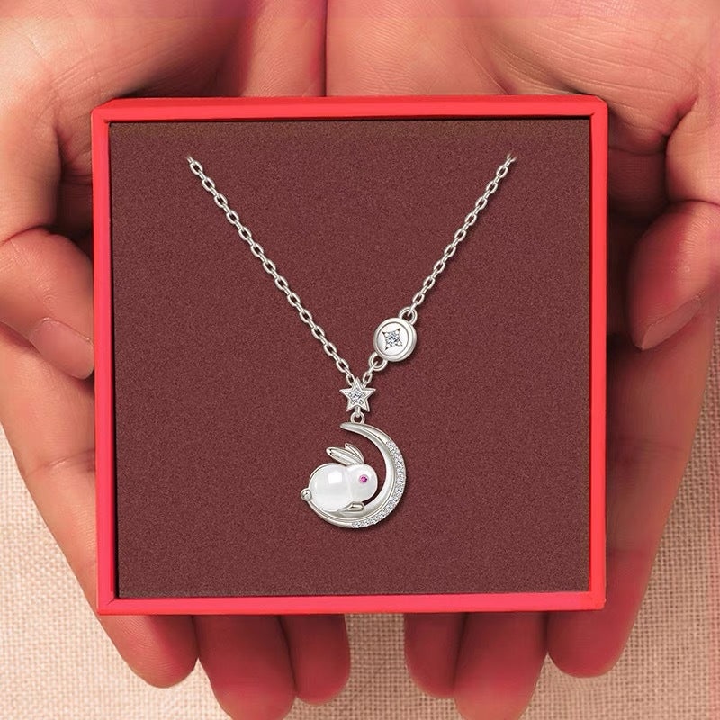 Collana con ciondolo a luna crescente e coniglio di giada, design originale, in acciaio al titanio placcato oro, per uomo e donna, catena a O, a medaglione, regalo di compleanno