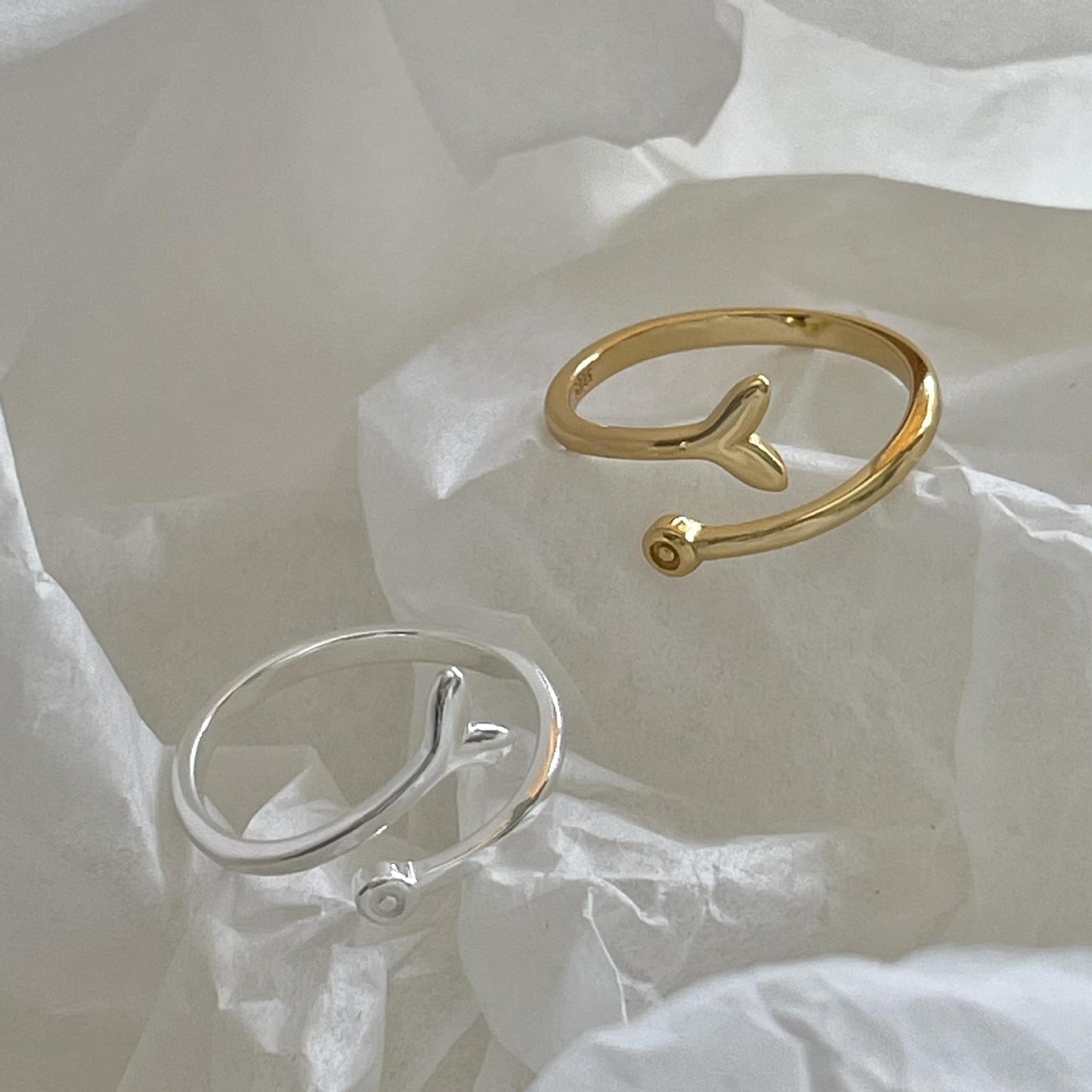 Anillo Minimalista de Plata de Ley 925 con Forma de Cola de Pez y Lágrima para Mujer