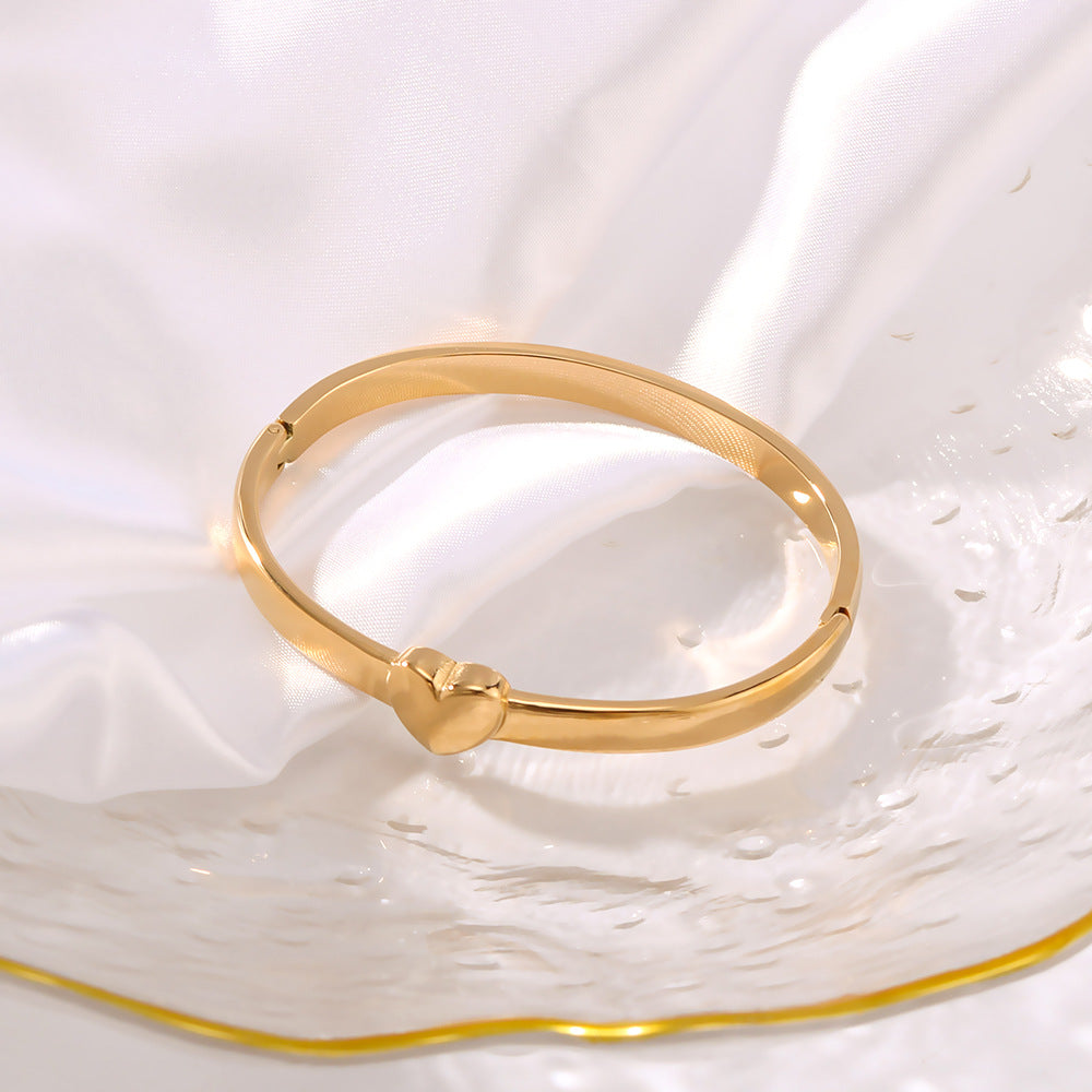 Bracciale minimalista a cuore in acciaio inossidabile placcato oro 18 carati, superficie liscia lucida, design contemporaneo versatile