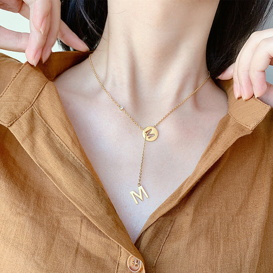 Collana in Acciaio al Titanio a Forma di Lettera Minimalista da Donna con Catena a O Regolabile e Delicata Finitura Color Oro