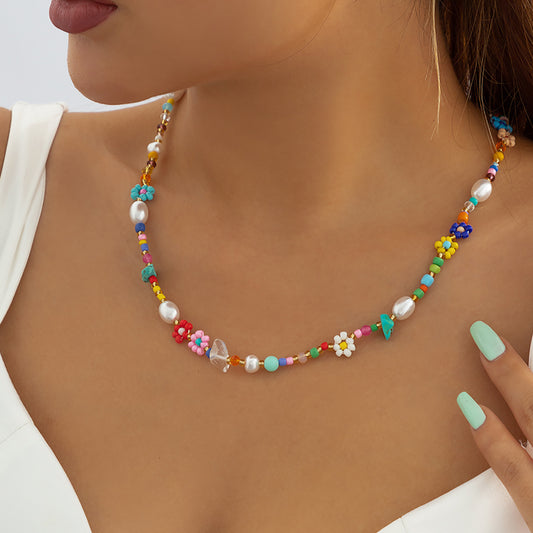 Collana Minimalista Margherite con Perle Imitazione e Dettagli Geometrici in Resina, Finitura Galvanica da Donna