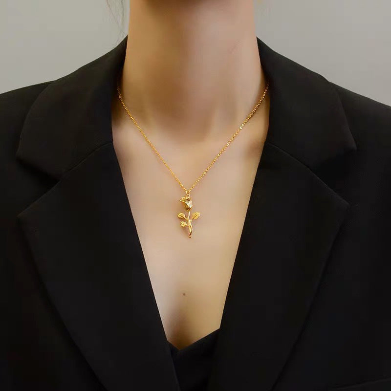 Collana pendente minimalista con rosa floreale da donna in acciaio al titanio placcato oro su catena a croce