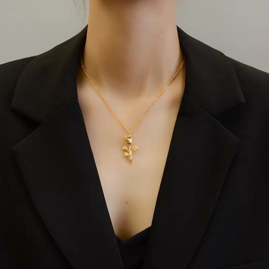 Collar Minimalista de Rosas para Mujer en Acero de Titanio con Chapado en Oro sobre Cadena Cruzada