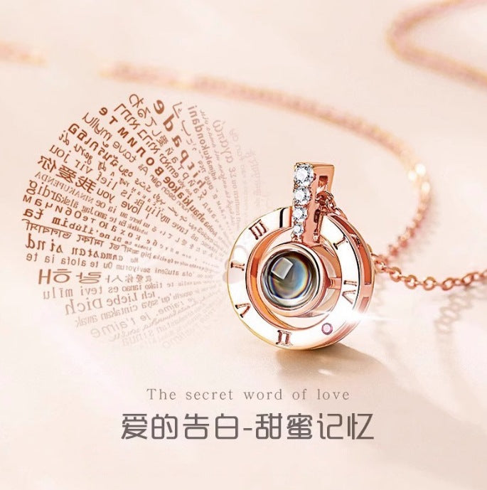 Collana con ciondolo floreale irregolare dal design originale per donna, in acciaio al titanio placcato oro vero, a doppio strato, leggera, catena per maglione