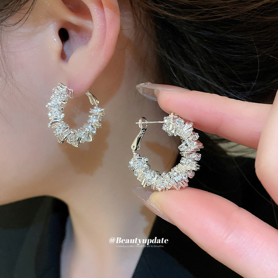 Pendientes redondos minimalistas de geometría irregular con pedrería para mujer con base de cobre y postes de acero inoxidable