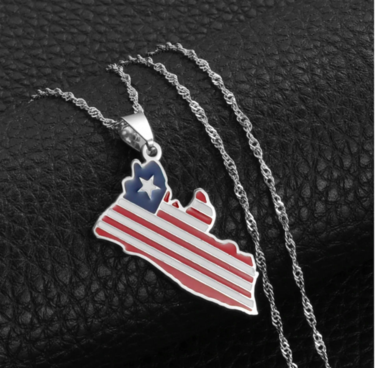 Collar con colgante minimalista con el mapa geométrico de Liberia en acero inoxidable con dije de acero de titanio y acabado galvanizado unisex