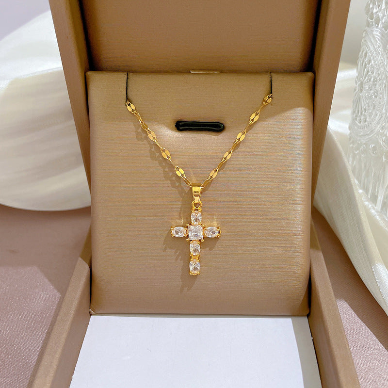 Collana da Donna in Acciaio al Titanio di Lusso con Ciondolo a Croce Geometrico e Catena con Intarsio di Zirconi