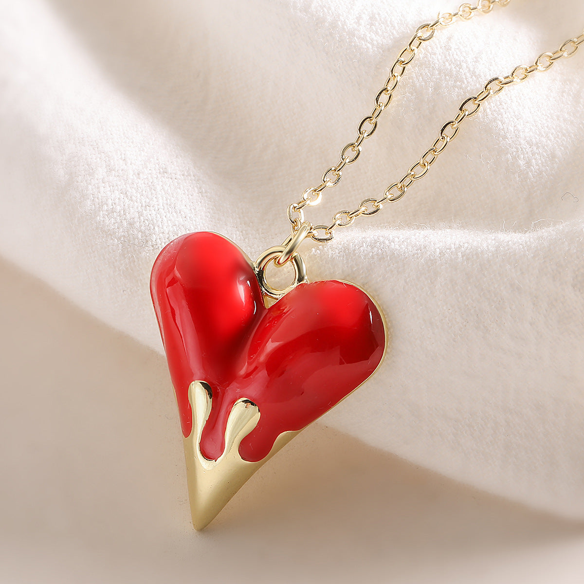 Collar con colgante de corazón de esmalte retro minimalista para mujer, cadena con medallón de cobre