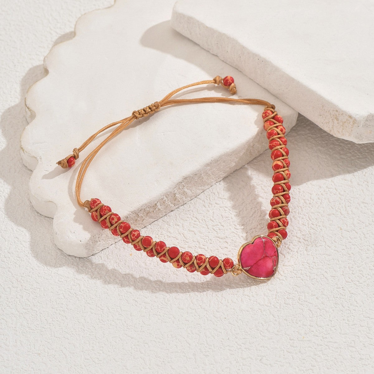 Bracciale da donna in pietra naturale a forma di cuore geometrica e all'avanguardia con lavorazione artigianale intrecciata a mano