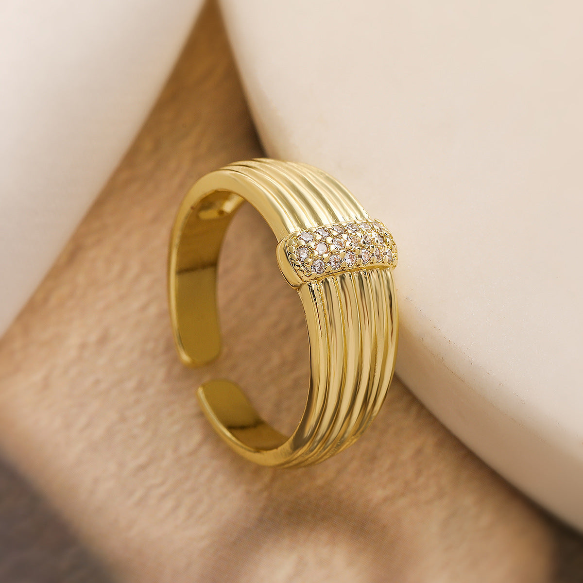 Anello regolabile geometrico minimalista da donna in rame con placcatura in oro 18 carati e intarsio in zircone