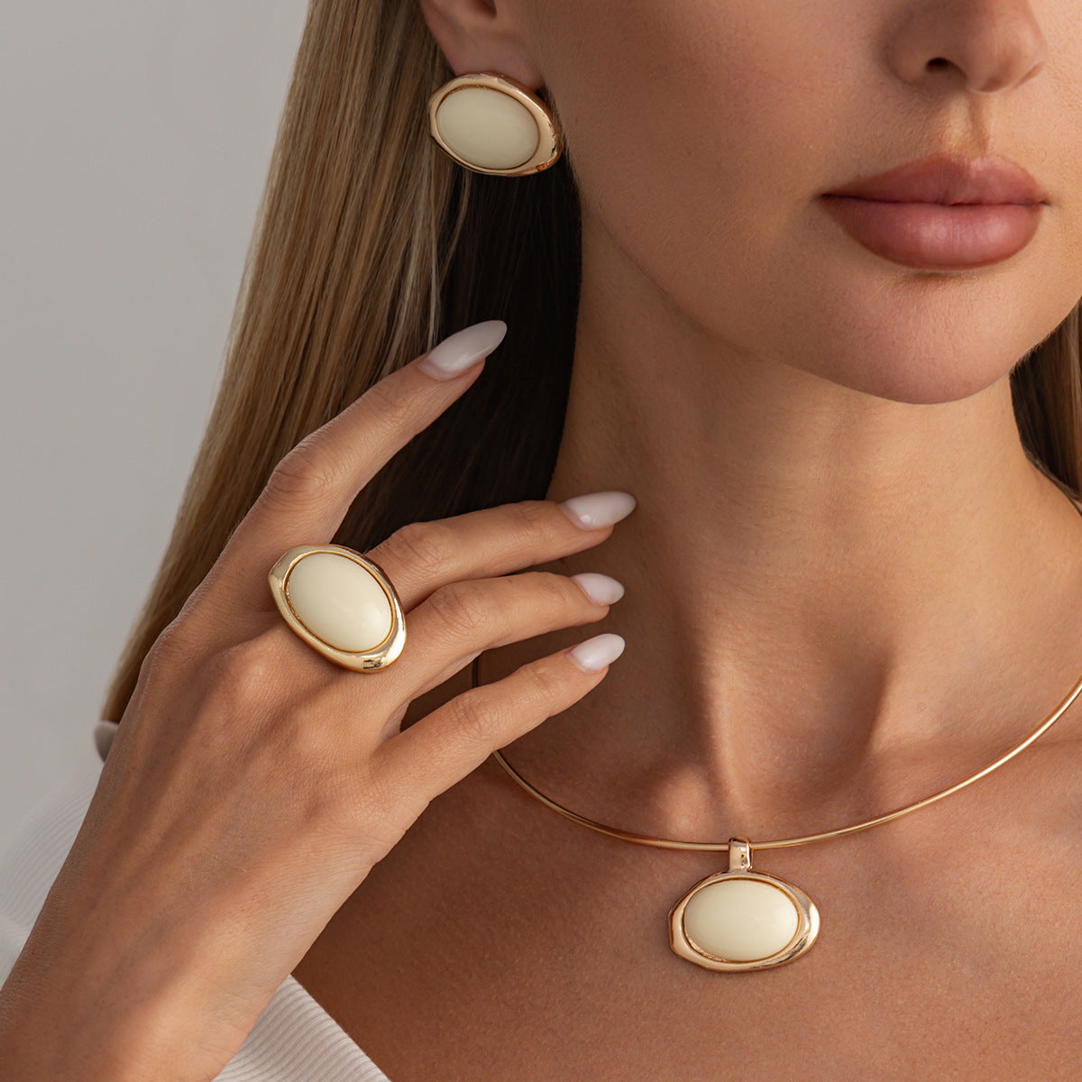 French Vintage Gradient Acrylic Geometric Oval Pendant Iron Plated Choker Necklace for Women