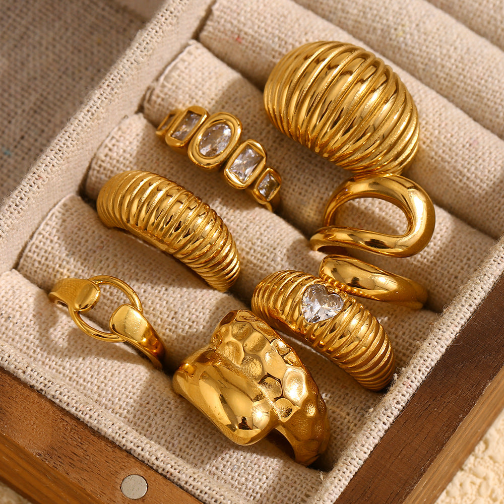 Anello in Acciaio Inossidabile Geometrico d'Ispirazione Vintage con Placcatura in Oro 18K e Texture Martellata