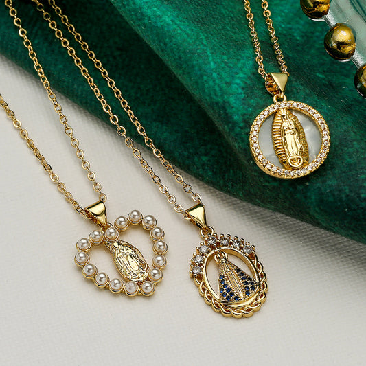 Collar con colgante geométrico de Santa María para mujer con base de cobre chapado en oro real con incrustaciones de circonitas y detalles de perlas