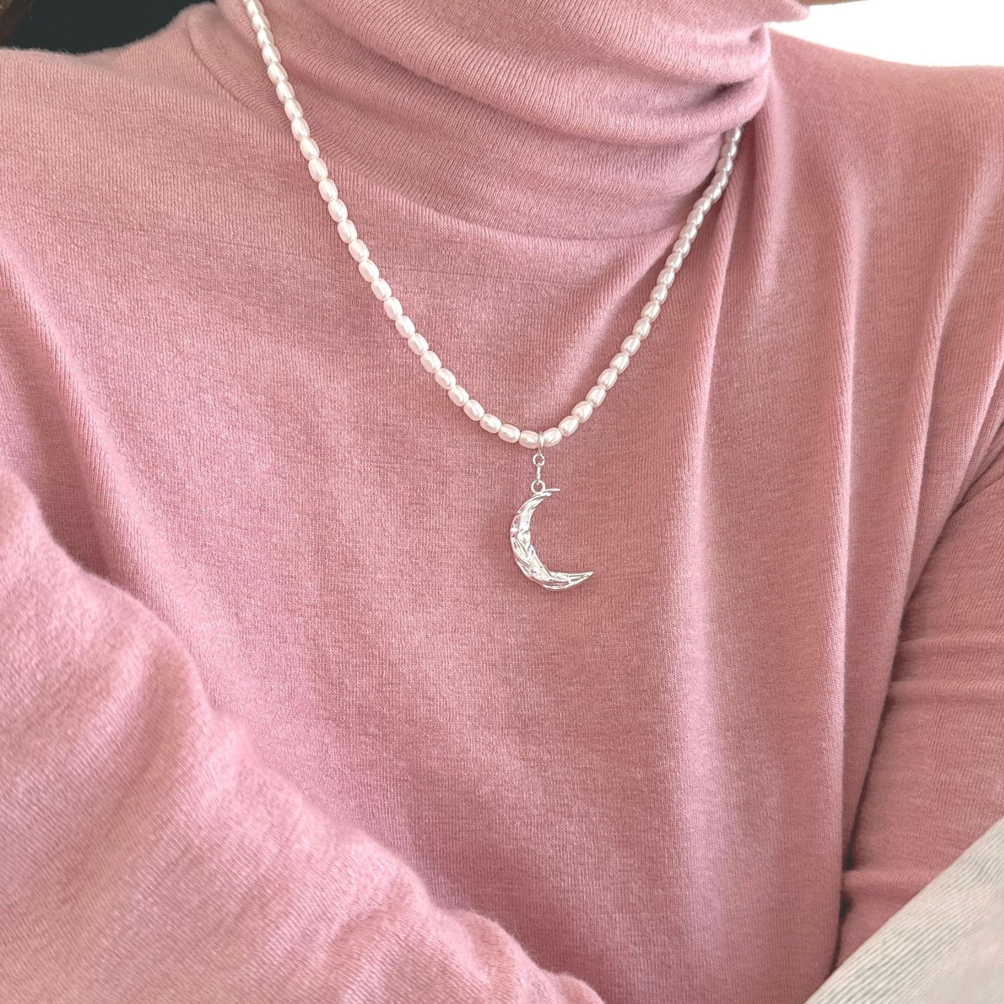 Graziosa collana in argento sterling 925 con luna geometrica intrecciata e perla artificiale