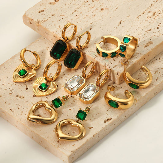 Orecchini Vintage da Donna in Acciaio al Titanio con Smeraldo Verde a Cuore, Zirconia Incastonata, Finitura Placcata e Design Elegante Minimalista