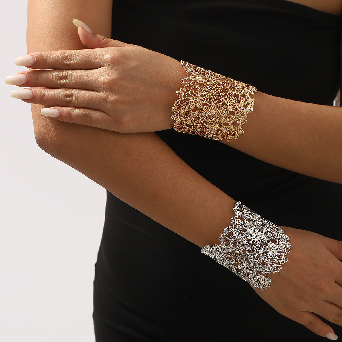 Bracciale rigido aperto minimalista di lusso con foglie e fiori per donna in lega con finitura placcata