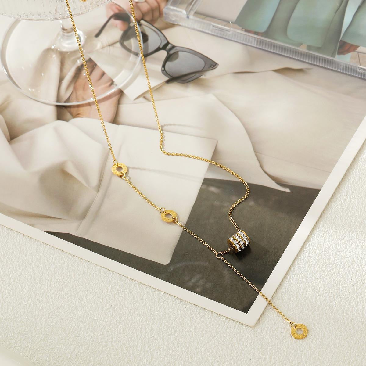 Collar Minimalista de Acero Inoxidable con Geometría, Baño de Oro de 18K y Colgante de Flecos para Mujer
