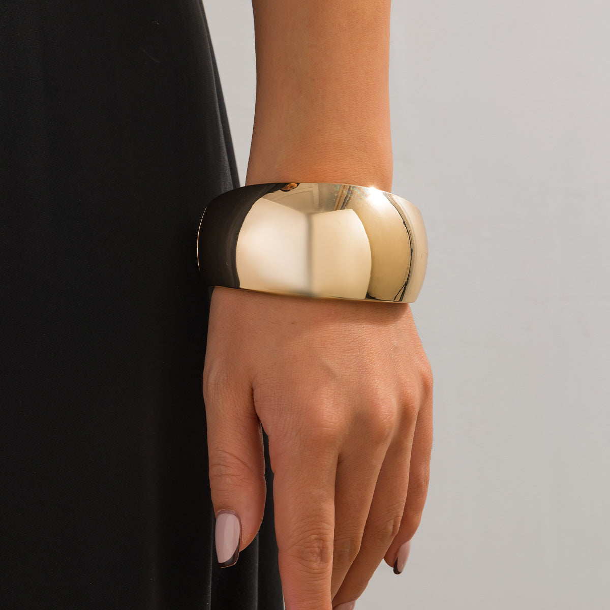 Pulsera de Aleación Dulce y Atrevida con Textura Martillada y Acabado Pulido para Mujeres