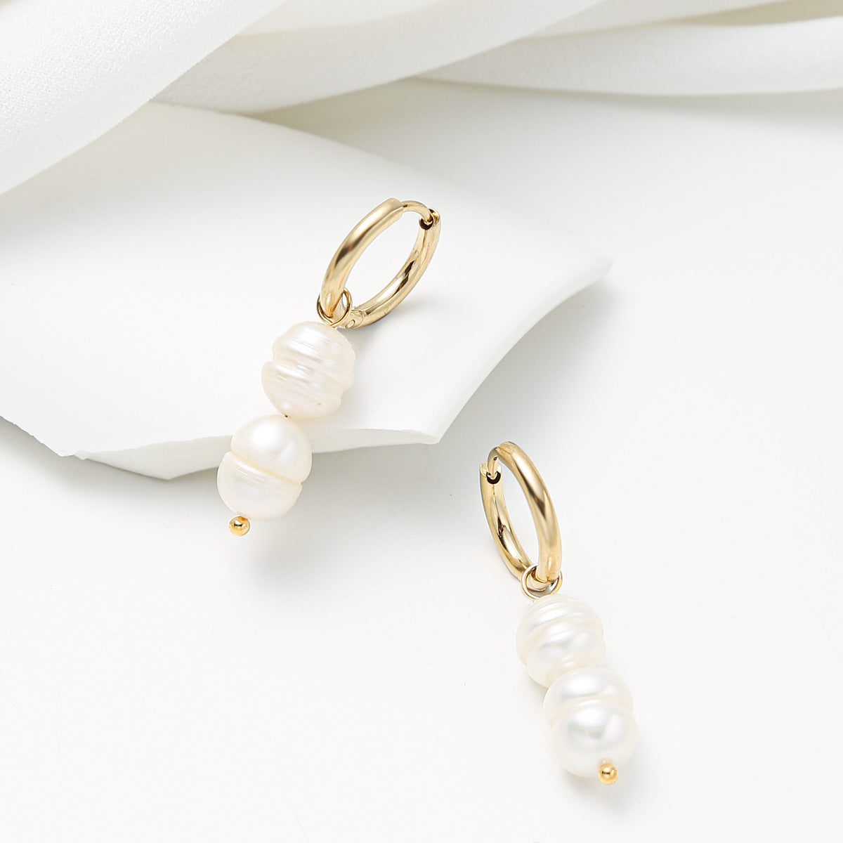 Pendientes minimalistas de aleación con forma de lágrima e incrustaciones de perlas para mujer