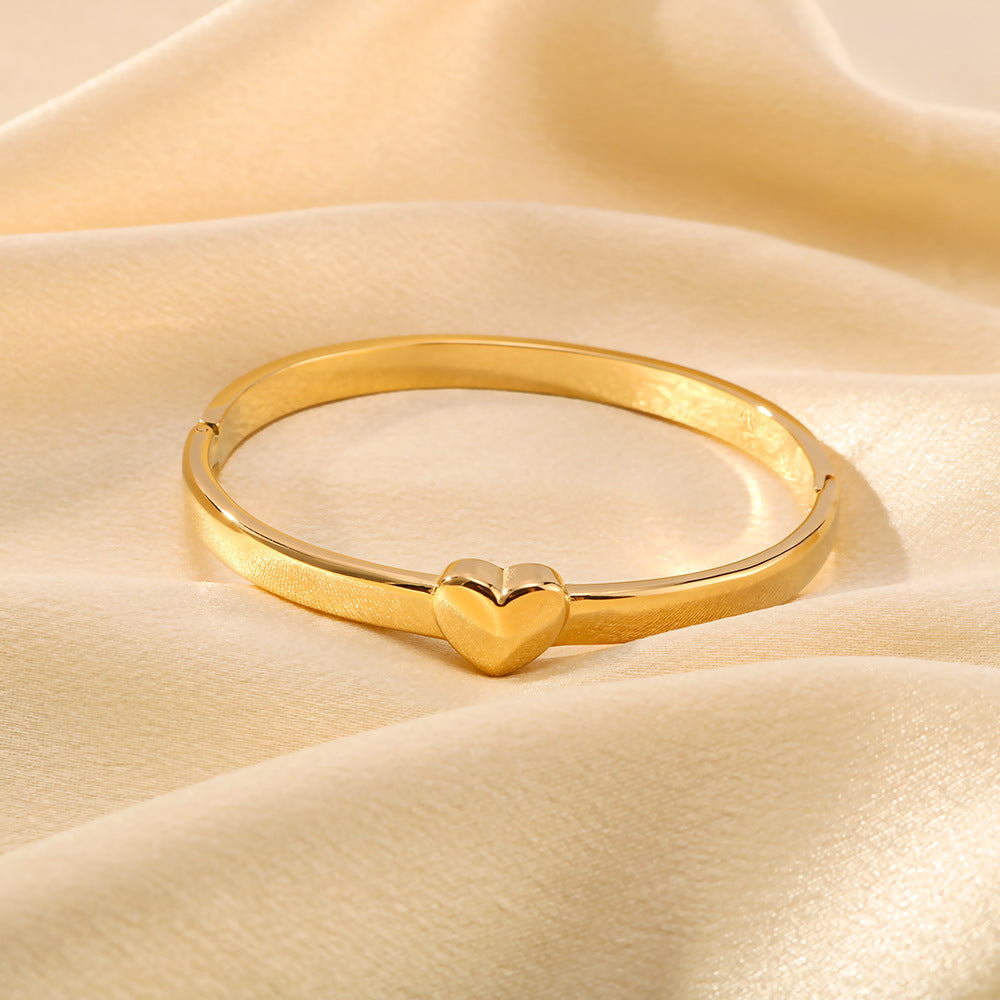 Bracciale minimalista a cuore in acciaio inossidabile placcato oro 18 carati, superficie liscia lucida, design contemporaneo versatile