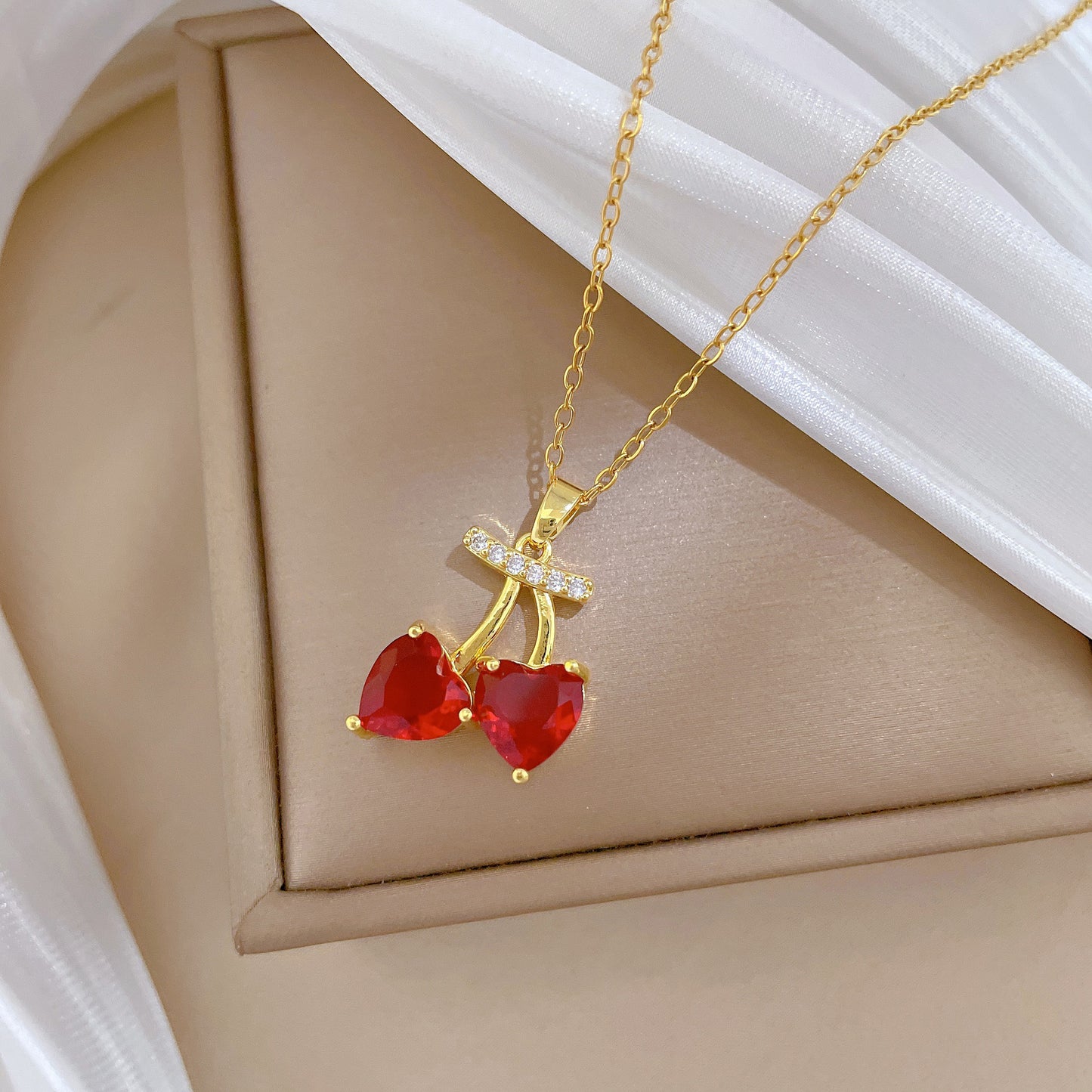 Collar de acero inoxidable con forma de cereza de dibujos animados con incrustaciones de diamantes de imitación para mujeres y hombres, delicada cadena de clavícula