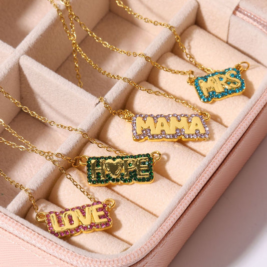 Collana alla Moda da Donna con Lettera in Acciaio al Titanio e Intarsio Colorato di Zirconi, Ipoallergenica e Inossidabile