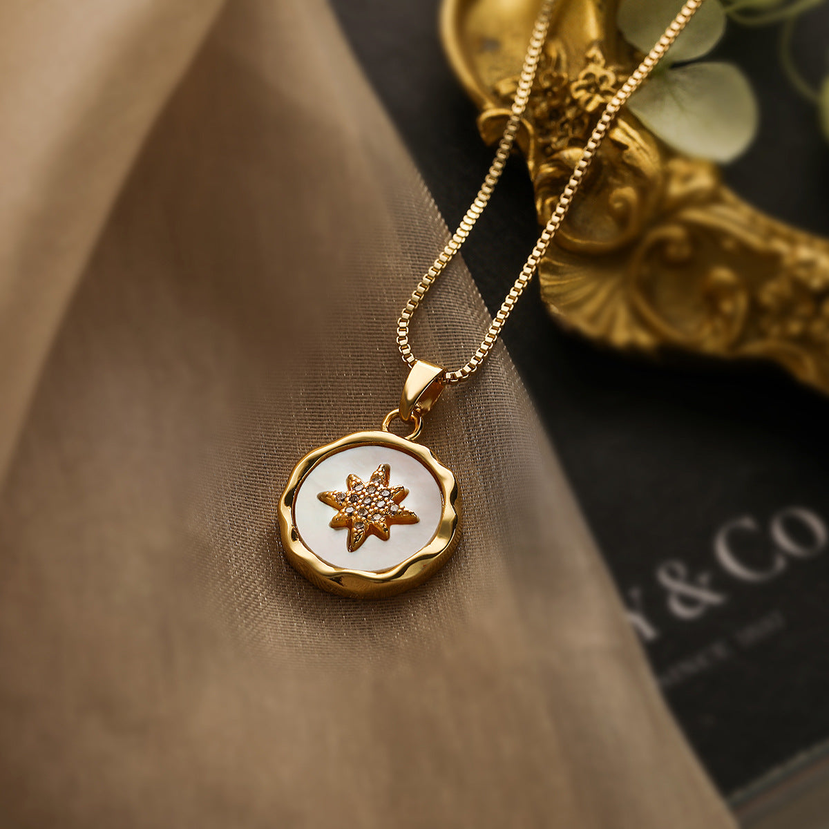 Collana Pendente Rotonda da Donna Placcata Oro a Forma di Ape Minimalista con Zirconi