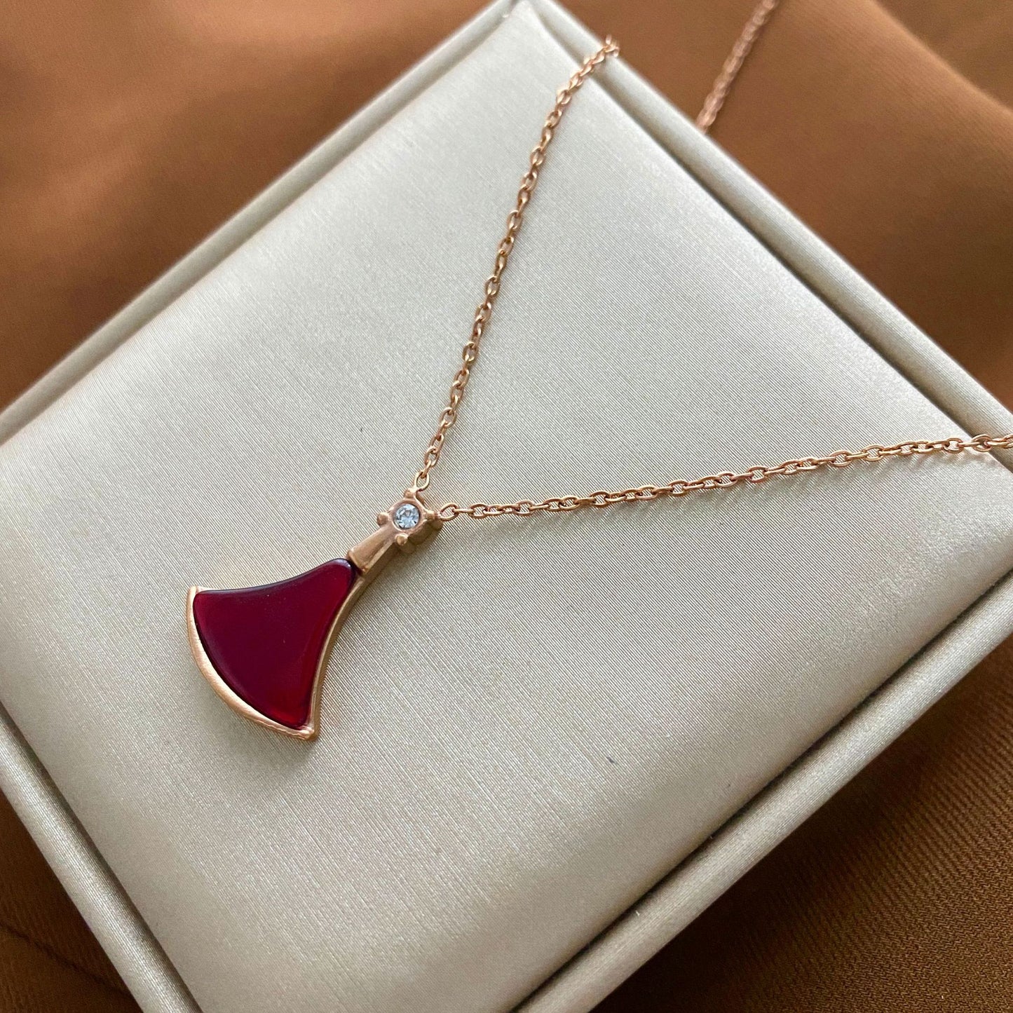 Minimalist Animal-Shaped Titanium Steel Clavicle Necklace for Women with Electroplated Finish and Irregular Design