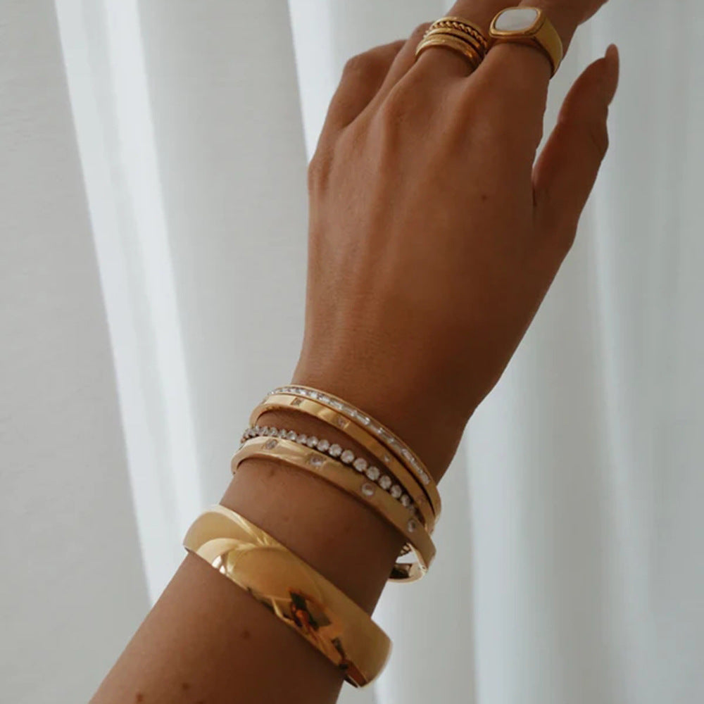 Bracciale Minimalista Geometrico da Donna in Acciaio al Titanio Placcato Oro 18K con Intarsio di Zirconi Bianchi Rotondi