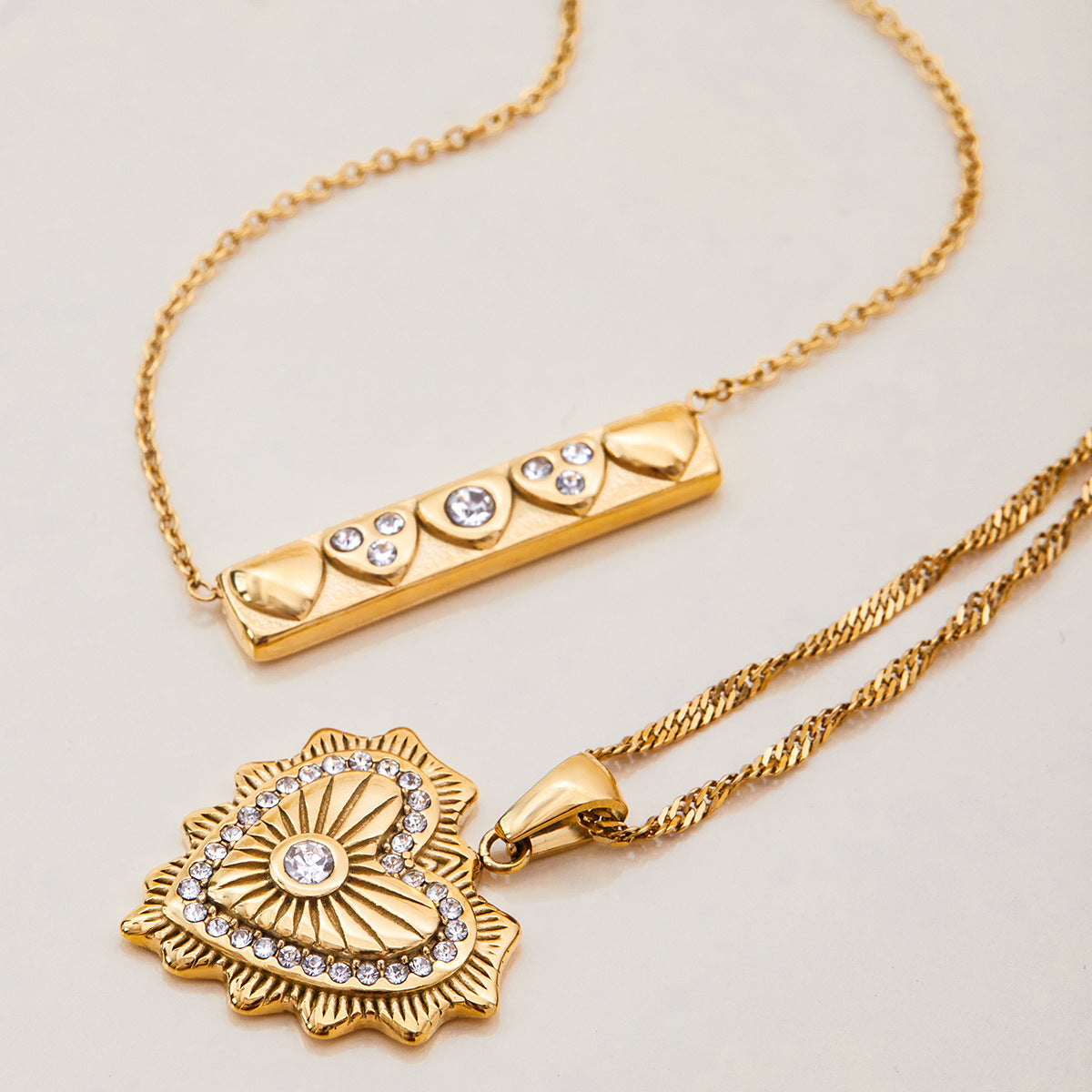 Collana in Acciaio al Titanio Placcato a Cuore Minimalista da Donna con Delicata Catena a Serpente e Lussuoso Accento per Clavicole