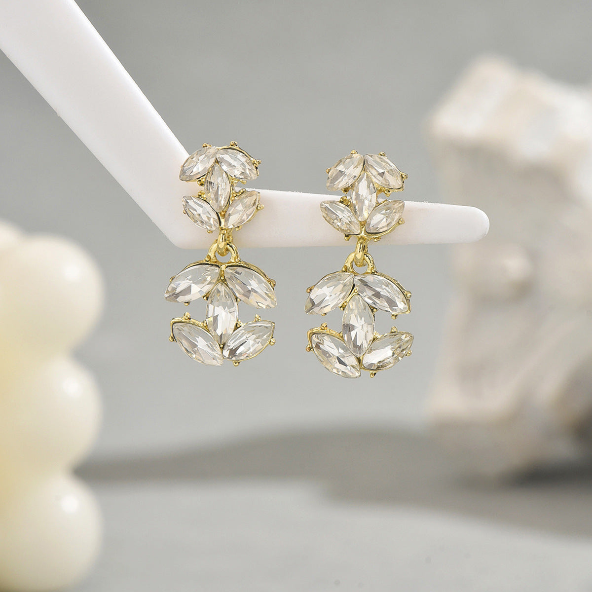 Aretes Geométricos de Mujer en Aleación de Zinc con Incrustaciones de Cristal, Pendientes Minimalistas de Lujo con Formas Triangulares y Ovaladas con Acentos de Puntos