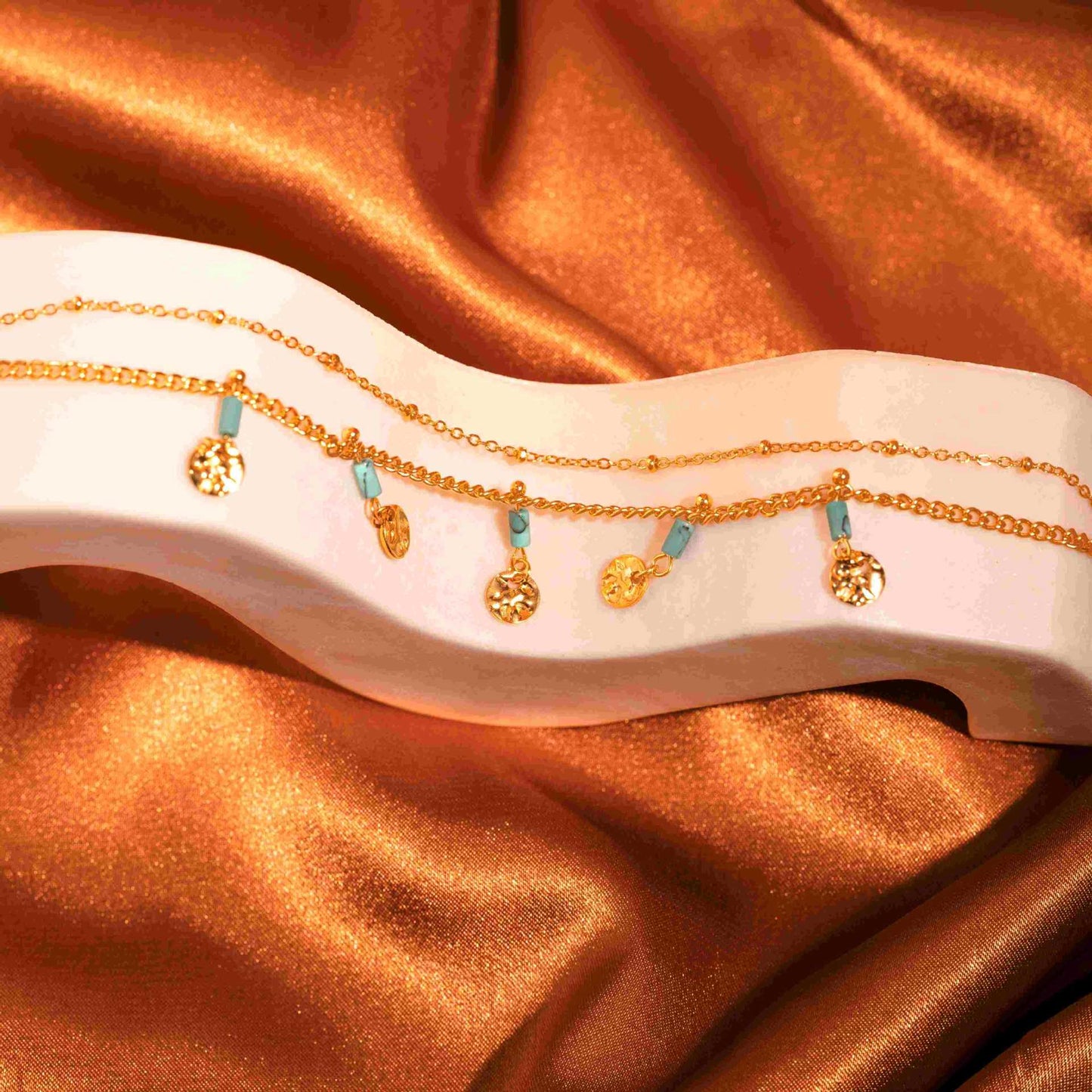 Bracciale da donna a doppio strato turchese con ciondolo a disco ondulato in acciaio inossidabile, minimalista e alla moda