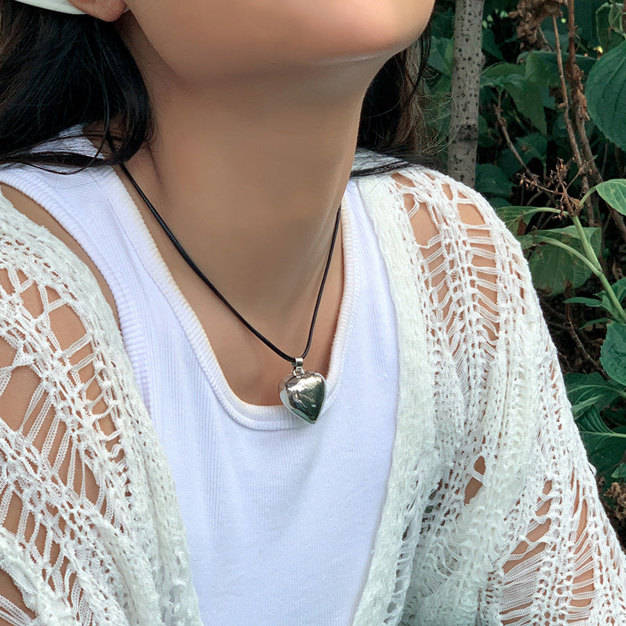 Collana con ciondolo a cuore geometrico minimalista da donna con plastica a specchio e superficie galvanizzata