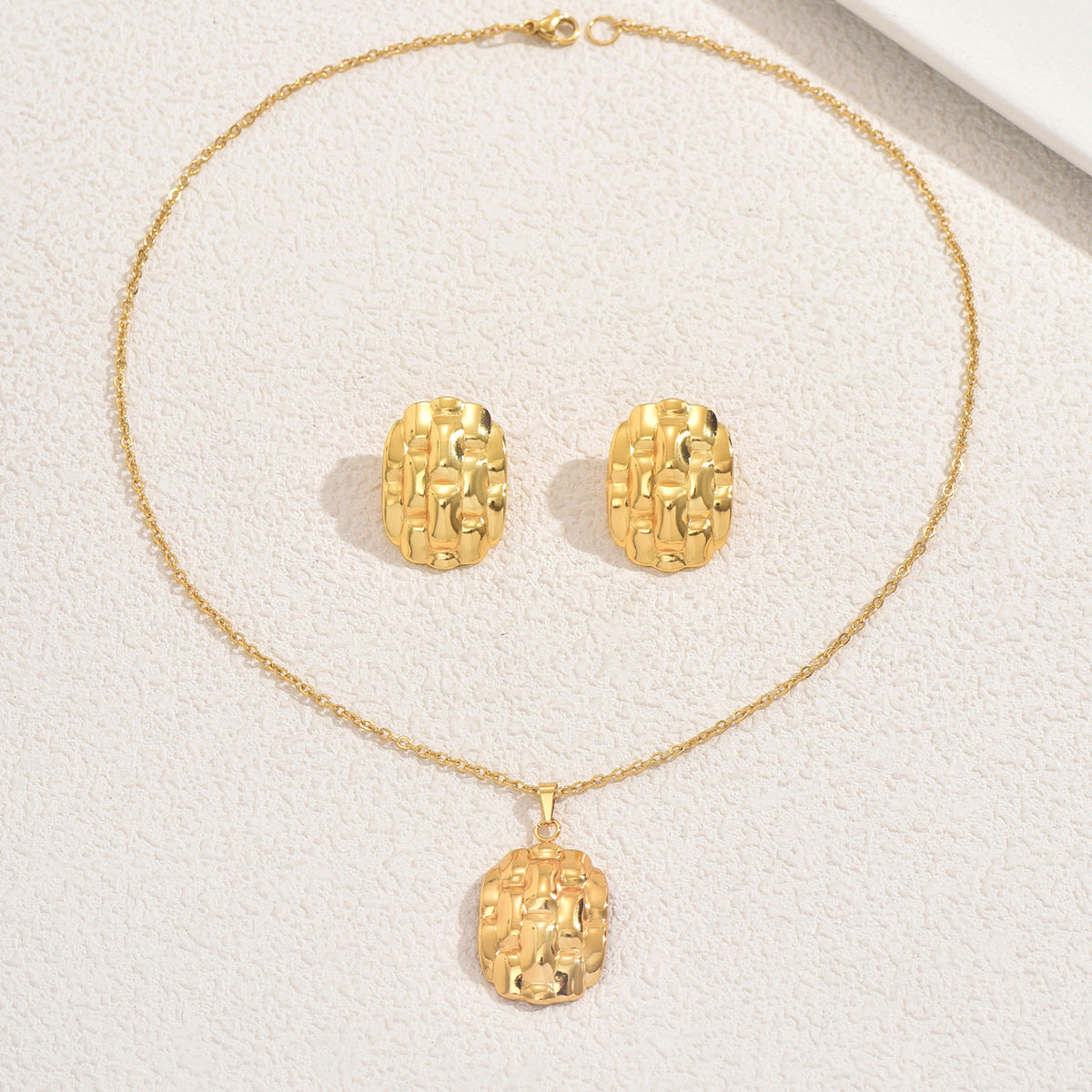 Set di collana e orecchini a pendente a cuore geometrico in lega con finitura placcata per donna