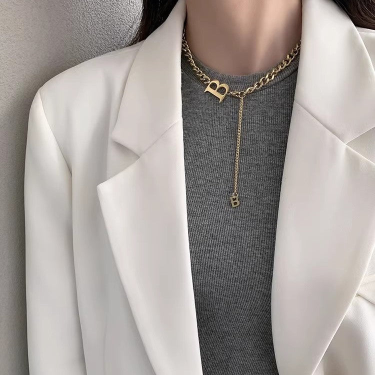 Collana a lunga nappa minimalista con lettera B in acciaio al titanio per uomo e donna con finitura galvanica e catena a O