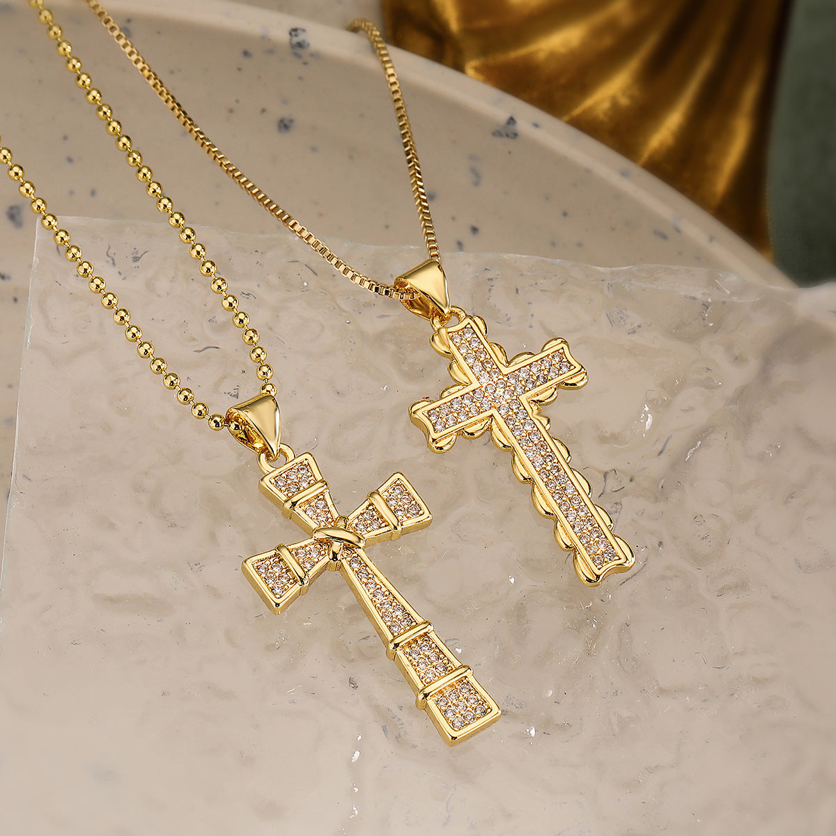 Collana minimalista con pendente a croce da donna con base in rame e placcatura in oro 18 carati, intarsio in zircone, catena per clavicola