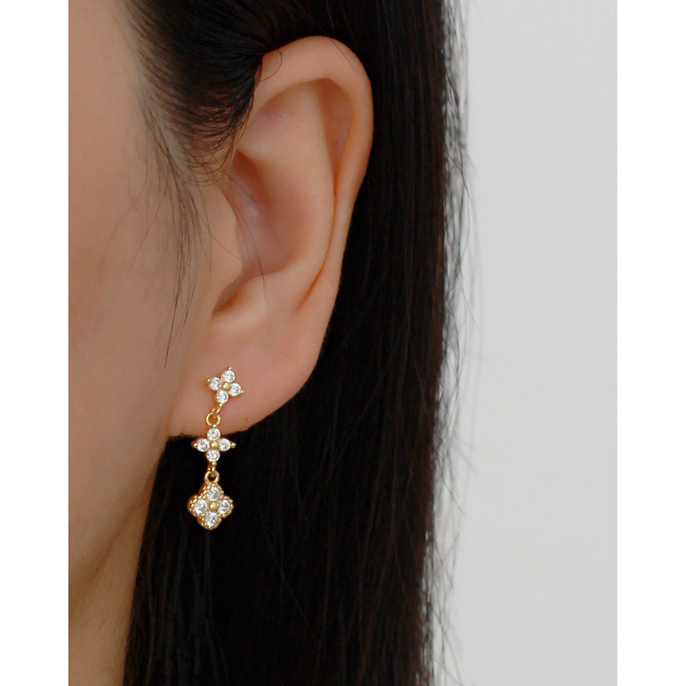 Orecchini a perno con pianta floreale in argento sterling 925 con intarsio in zirconi cubici per donna