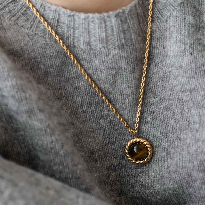 Collana da donna con pendente in occhio di tigre color caramello, catena in lega dalla forma geometrica con finitura placcata, catena maglione in stile retrò minimalista