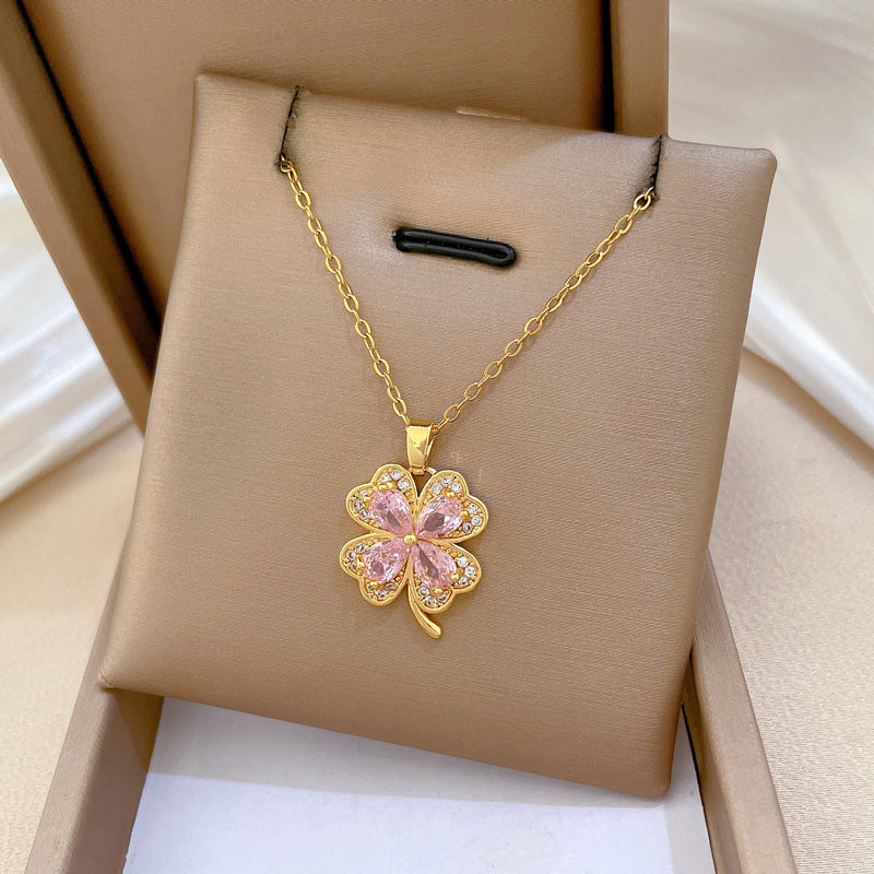 Collar con colgante de trébol de dibujos animados para mujeres y hombres en acero inoxidable con incrustaciones de diamantes de imitación y acabado chapado