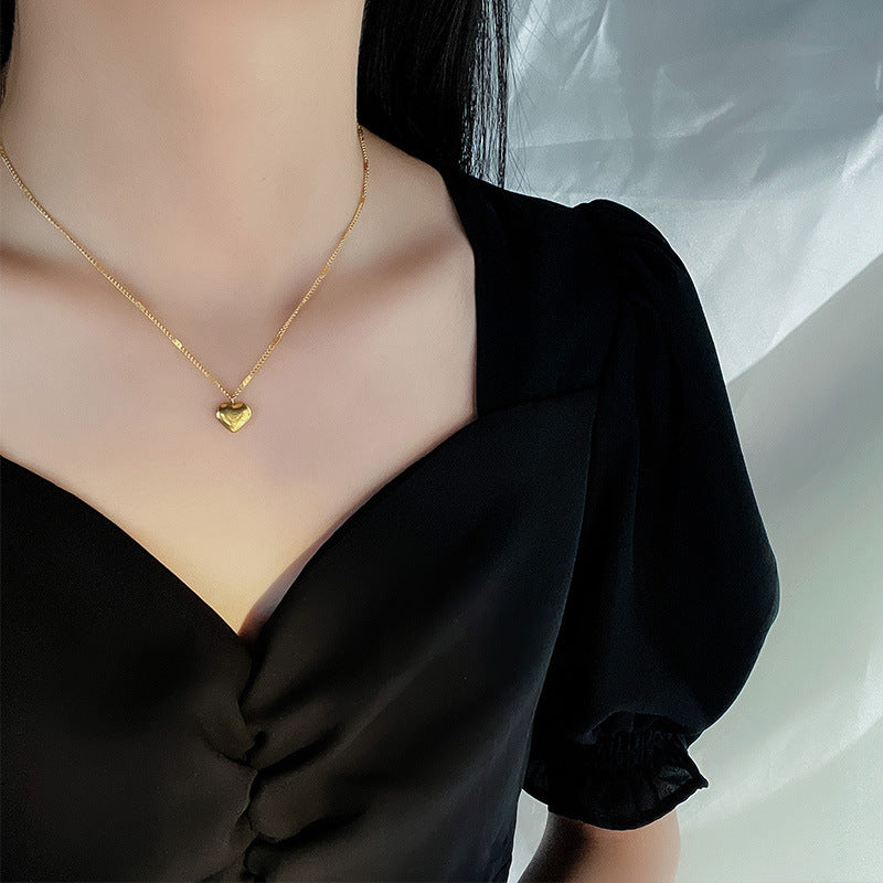 Cute and Fresh Heart-Shaped Titanium Steel Plated 18K Gold Love Pendant Necklace for Women with Embossed Chain
