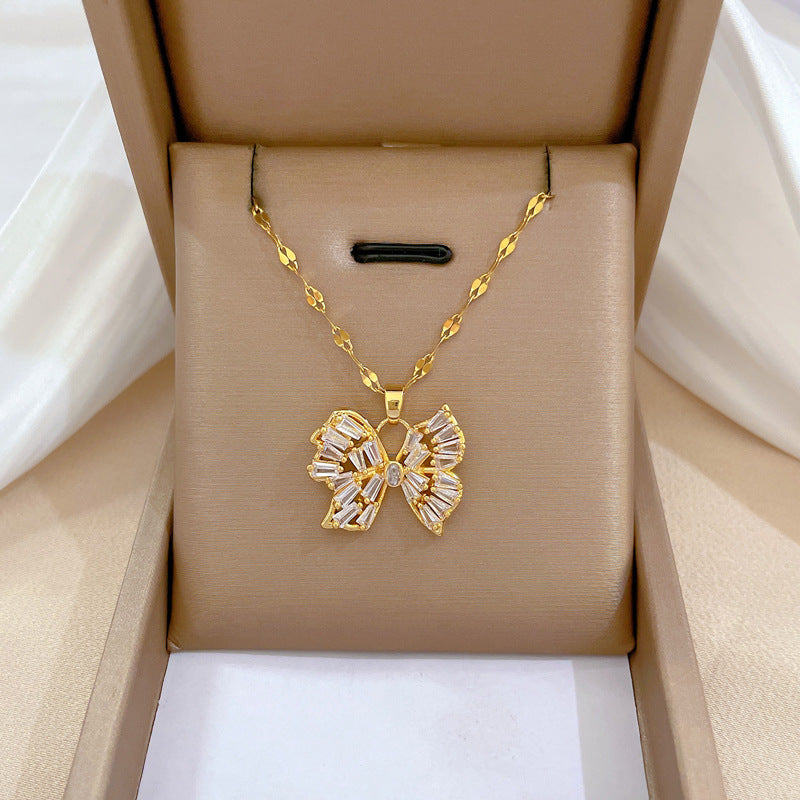 Collana Minimalista con Catena a Labbra in Acciaio al Titanio con Pendente in Rame e Intarsio di Strass