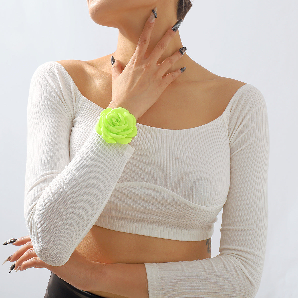 Collar de perlas con diseño de camelia chic para mujer, diseño floral y acabado artesanal en hierro y tela
