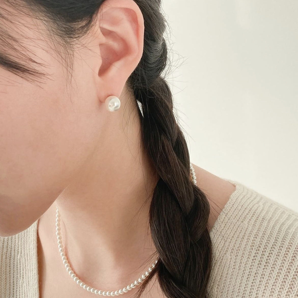 Orecchini Minimalisti a Forma di Lettera in Argento Sterling 925 con Perla di Vetro e Finitura Placcata