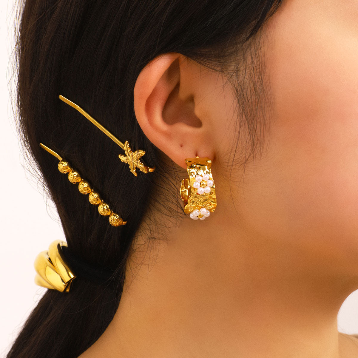 Orecchini in acciaio inossidabile a C geometrici stile Ins con intarsio di fiori e perle da donna