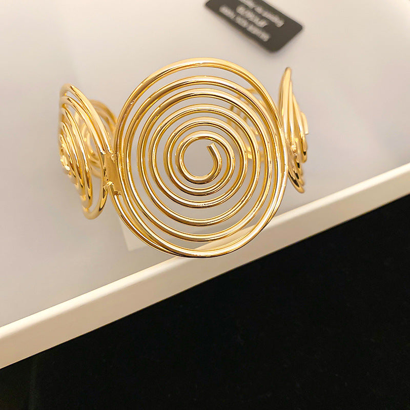 Bracciale in Metallo Ondulato Minimalista con Finitura Placcata da Donna Elegante Accessorio di Moda Leggero