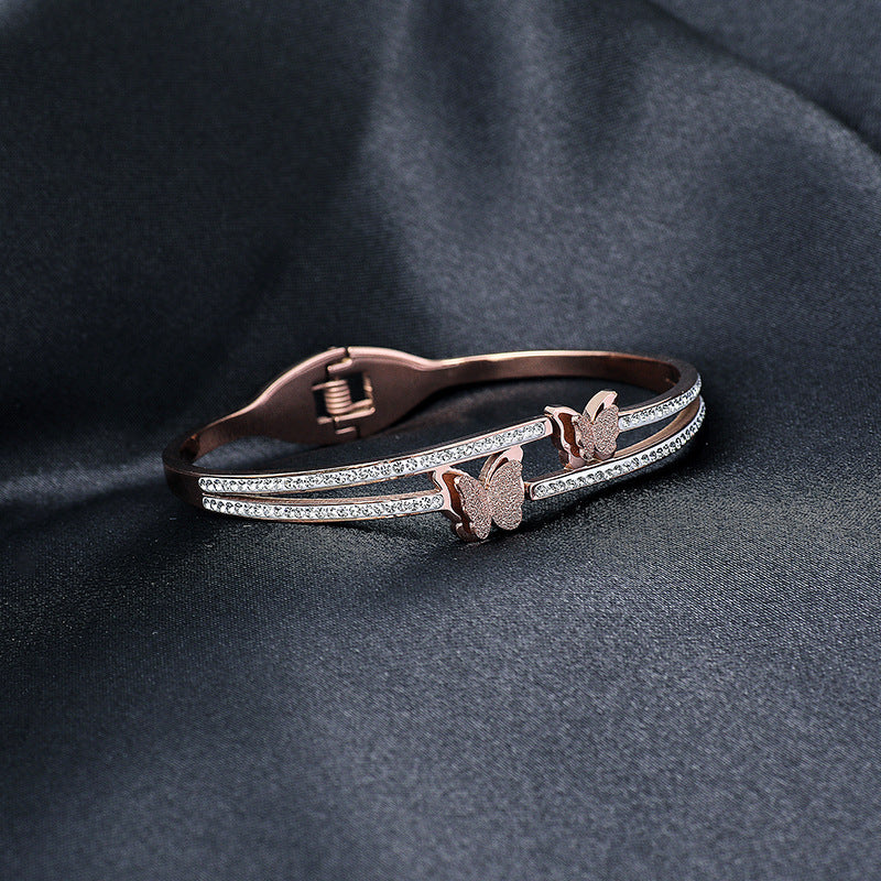 Bracciale a Farfalla Minimalista in Acciaio al Titanio, con Design Traforato e Finitura Placcata, da Donna