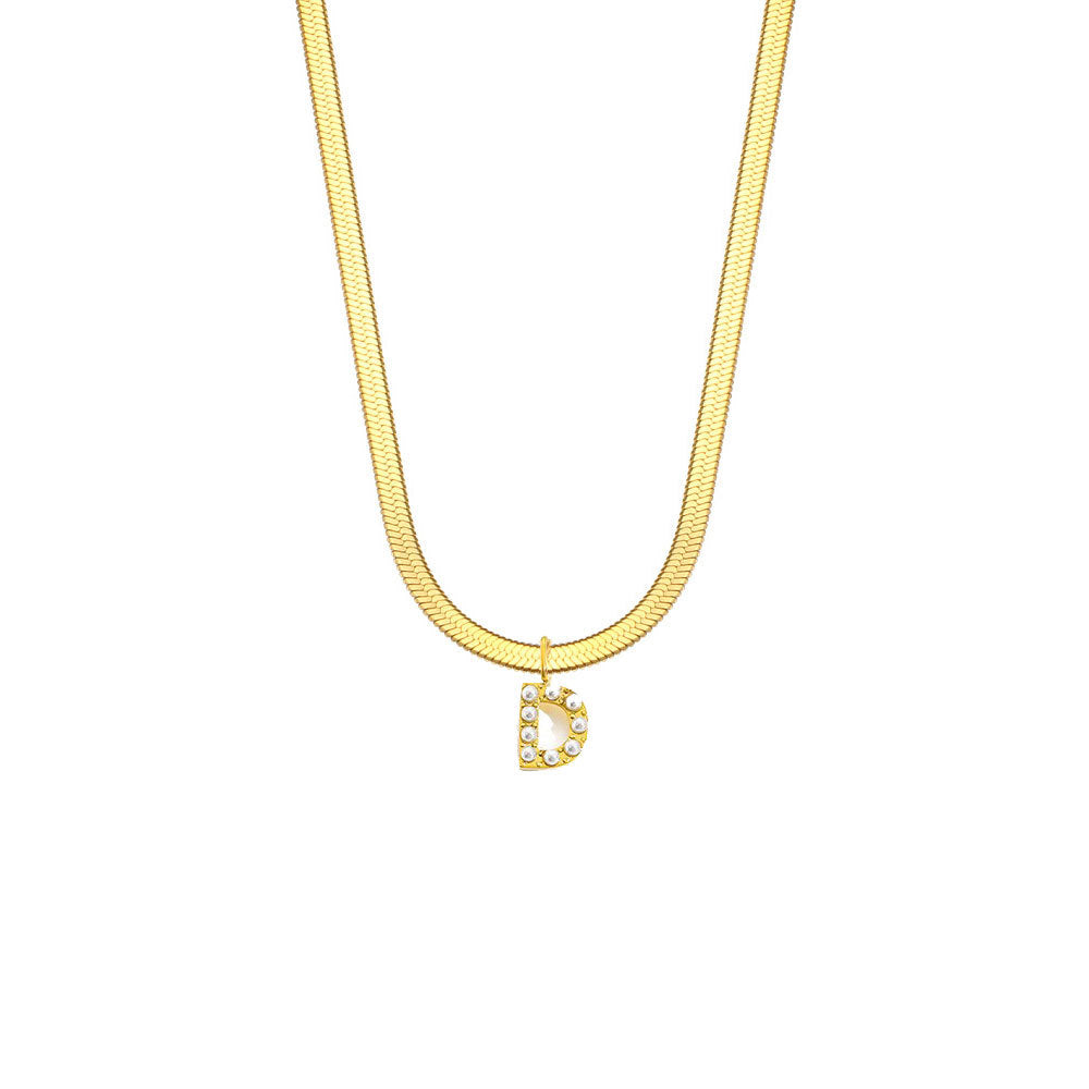 Collar de acero de titanio estilo corte francés vintage con dije de letras y detalles de perlas en cadena de serpiente plana